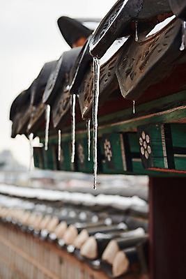 포토 JPG 주간 전통 문화 설경 겨울 풍경 사람없음 야외 검은색 세계문화유산 눈 처마 고드름 수원 화성시 겨울풍경 국내포토 자연요소 계절 컬러 날씨 얼음 문화재 경기도 파일형식