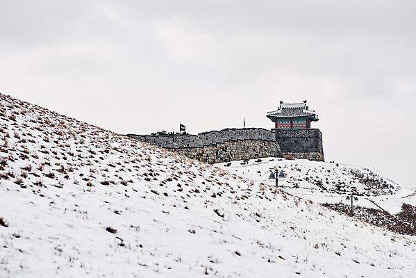 포토 JPG 주간 전통 문화 설경 겨울 풍경 사람없음 야외 세계문화유산 흰색 눈 수원 화성시 겨울풍경 수원화성 국내포토 자연요소 계절 컬러 한국건축 날씨 문화재 경기도 랜드마크 파일형식