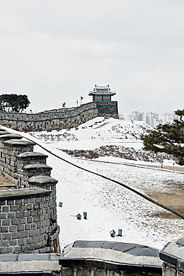 포토 JPG 주간 전통 문화 설경 겨울 풍경 사람없음 야외 세계문화유산 흰색 눈 수원 화성시 겨울풍경 수원화성 국내포토 자연요소 계절 컬러 한국건축 날씨 문화재 경기도 랜드마크 파일형식