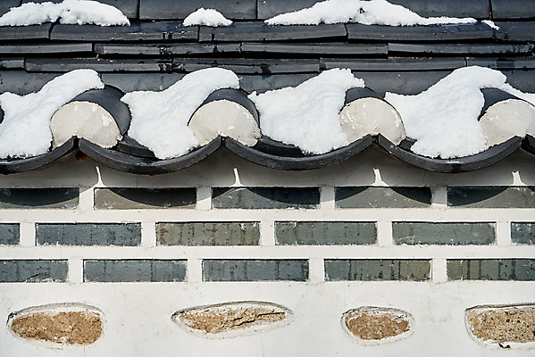 포토 JPG 주간 전통 문화 설경 겨울 기와 풍경 사람없음 야외 세계문화유산 흰색 눈 겨울풍경 국내포토 자연요소 계절 컬러 날씨 문화재 파일형식