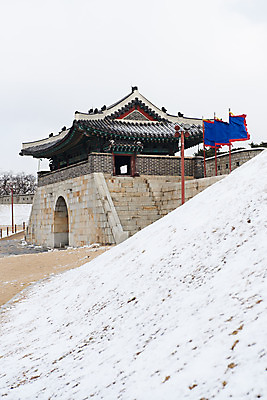 포토 JPG 주간 전통 문화 설경 겨울 풍경 사람없음 야외 세계문화유산 흰색 눈 수원 화성시 겨울풍경 창룡문 수원화성 국내포토 자연요소 계절 컬러 한국건축 날씨 문화재 경기도 랜드마크 파일형식