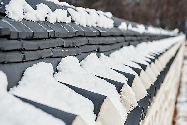 포토 JPG 주간 전통 문화 설경 겨울 기와 풍경 사람없음 야외 세계문화유산 흰색 눈 겨울풍경 국내포토 자연요소 계절 컬러 날씨 문화재 파일형식