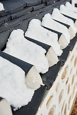 포토 JPG 주간 전통 문화 설경 겨울 기와 풍경 사람없음 야외 세계문화유산 흰색 눈 겨울풍경 국내포토 자연요소 계절 컬러 날씨 문화재 파일형식