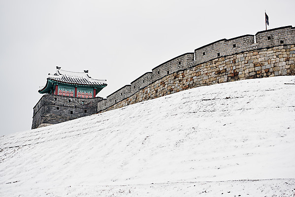 포토 JPG 주간 전통 문화 설경 겨울 풍경 사람없음 야외 세계문화유산 흰색 눈 수원 화성시 겨울풍경 수원화성 국내포토 자연요소 계절 컬러 한국건축 날씨 문화재 경기도 랜드마크 파일형식