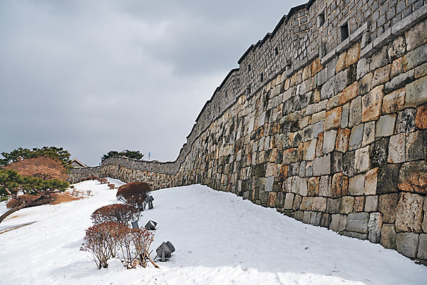 포토 JPG 주간 전통 문화 설경 겨울 풍경 사람없음 야외 세계문화유산 흰색 눈 성벽 수원 화성시 겨울풍경 수원화성 국내포토 자연요소 계절 컬러 한국건축 날씨 문화재 경기도 랜드마크 파일형식