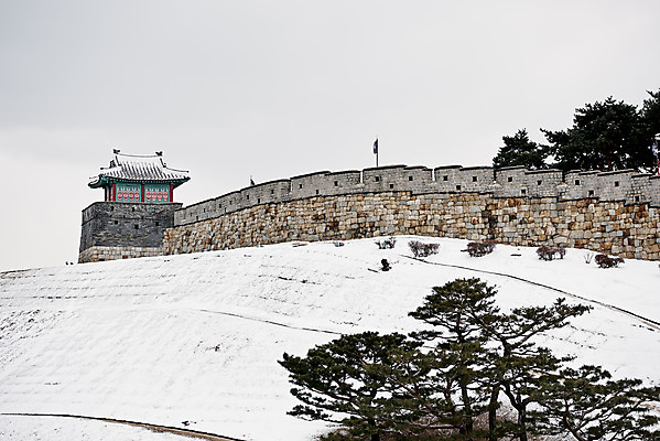 포토 JPG 주간 전통 문화 설경 겨울 풍경 사람없음 야외 세계문화유산 흰색 눈 수원 화성시 겨울풍경 수원화성 국내포토 자연요소 계절 컬러 한국건축 날씨 문화재 경기도 랜드마크 파일형식