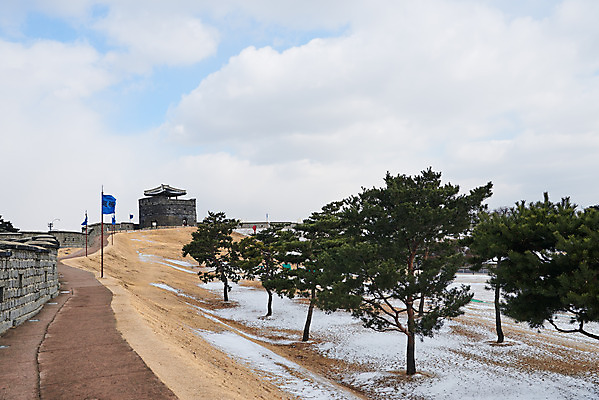 포토 JPG 주간 나무 전통 문화 설경 겨울 풍경 사람없음 야외 세계문화유산 눈 수원 화성시 겨울풍경 국내포토 자연요소 식물 계절 날씨 문화재 경기도 파일형식