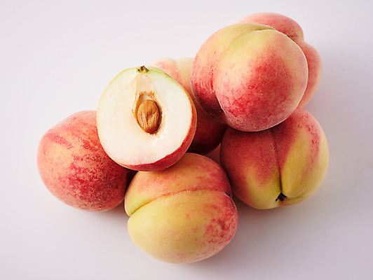 포토 JPG 스튜디오촬영 음식 과일 식재료 회색배경 실내 사람없음 반쪽 슬라이스 복숭아 제철 제철과일 국내포토 백그라운드 내부 회색 파일형식