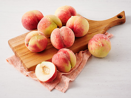 포토 JPG 스튜디오촬영 음식 과일 식재료 회색배경 실내 사람없음 반쪽 슬라이스 복숭아 나무도마 제철 제철과일 국내포토 백그라운드 도마 내부 목재 회색 파일형식