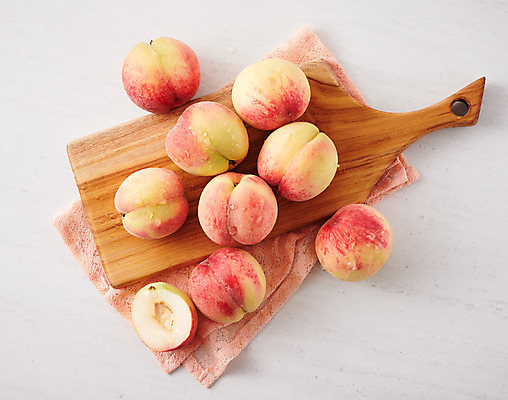 포토 JPG 스튜디오촬영 음식 과일 식재료 회색배경 실내 사람없음 하이앵글 반쪽 슬라이스 복숭아 나무도마 제철 제철과일 국내포토 뷰포인트 백그라운드 도마 내부 목재 회색 파일형식