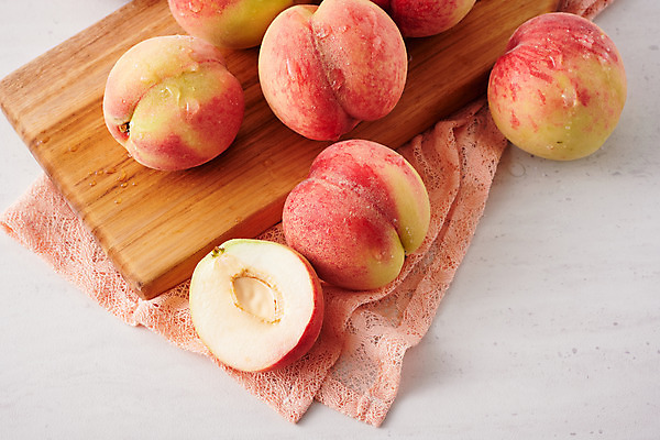 포토 JPG 스튜디오촬영 음식 과일 식재료 회색배경 실내 사람없음 반쪽 슬라이스 복숭아 나무도마 제철 제철과일 국내포토 백그라운드 도마 내부 목재 회색 파일형식