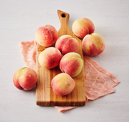 포토 JPG 스튜디오촬영 음식 과일 식재료 회색배경 도마 실내 사람없음 복숭아 제철 제철과일 국내포토 백그라운드 주방용품 내부 회색 파일형식