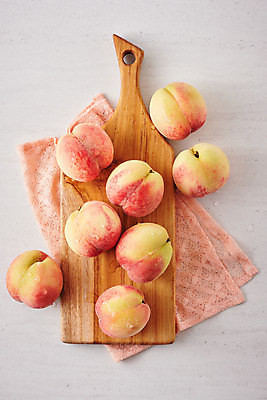 포토 JPG 스튜디오촬영 음식 과일 식재료 회색배경 실내 사람없음 하이앵글 복숭아 나무도마 제철 제철과일 국내포토 뷰포인트 백그라운드 도마 내부 목재 회색 파일형식