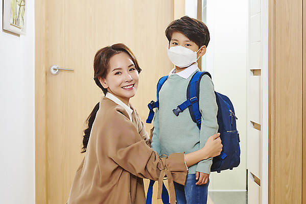 포토 JPG 학생 라이프스타일 응시 여자 남자 아들 어린이 엄마 실내 마스크 서기 미소 상반신 성인 두명 앞모습 30대 부모 한국인 잡기 외출 등교 코로나바이러스 포스트코로나 델타변이바이러스 아들바보 위드코로나 국내포토 모자관계 시선 뷰포인트 가족 모션 표정 사람 동양인 내부 생활 장년 바이러스 사회이슈 등하교 파일형식