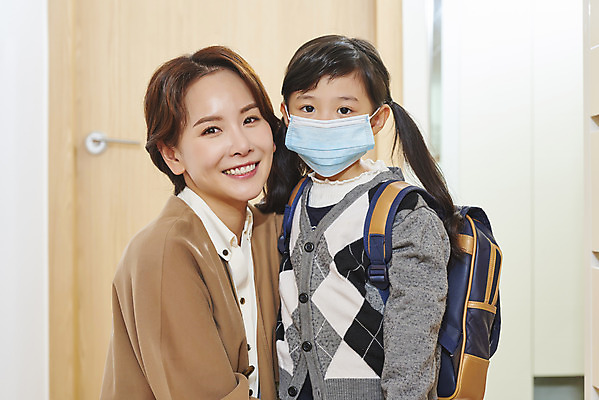 포토 JPG 학생 라이프스타일 응시 여자 딸 어린이 모녀 엄마 책가방 실내 마스크 미소 상반신 성인 두명 앞모습 30대 부모 한국인 외출 등교 여자만 코로나바이러스 포스트코로나 델타변이바이러스 위드코로나 국내포토 시선 뷰포인트 가방 가족 표정 사람 동양인 내부 생활 장년 바이러스 사회이슈 등하교 파일형식