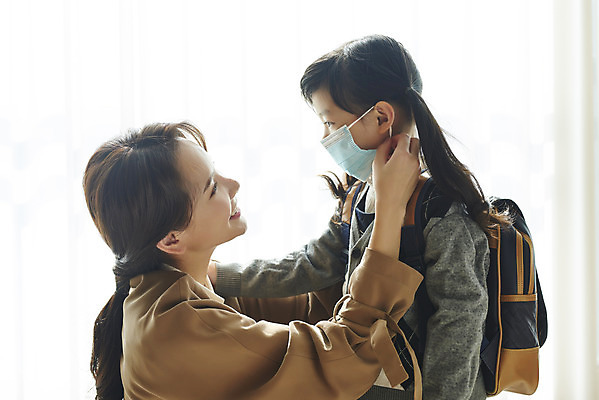 포토 JPG 학생 라이프스타일 여자 딸 어린이 모녀 엄마 책가방 실내 마스크 상반신 성인 두명 옆모습 30대 부모 마주보기 한국인 도움 외출 준비 등교 여자만 코로나바이러스 포스트코로나 델타변이바이러스 위드코로나 국내포토 뷰포인트 컨셉 가방 가족 모션 사람 동양인 내부 생활 장년 바이러스 사회이슈 등하교 파일형식