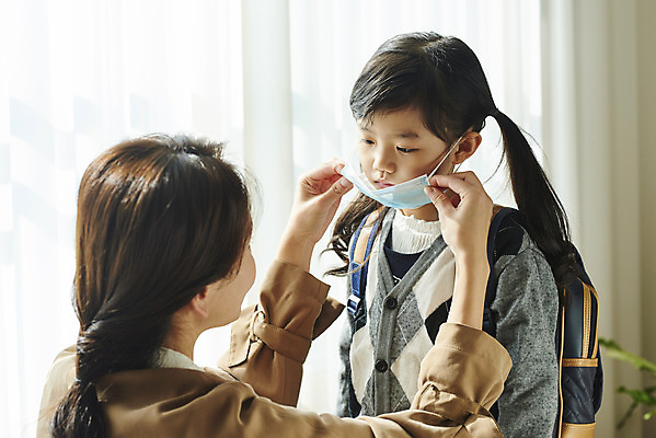 포토 JPG 학생 라이프스타일 여자 딸 어린이 모녀 엄마 책가방 실내 마스크 상반신 성인 두명 옆모습 뒷모습 30대 부모 한국인 잡기 도움 외출 준비 등교 여자만 코로나바이러스 포스트코로나 델타변이바이러스 위드코로나 국내포토 뷰포인트 컨셉 가방 가족 모션 사람 동양인 내부 생활 장년 바이러스 사회이슈 등하교 파일형식