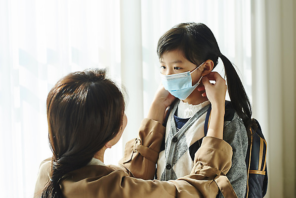 포토 JPG 학생 라이프스타일 여자 딸 어린이 모녀 엄마 실내 마스크 상반신 성인 두명 옆모습 30대 부모 한국인 잡기 도움 외출 준비 등교 여자만 코로나바이러스 포스트코로나 델타변이바이러스 위드코로나 국내포토 뷰포인트 컨셉 가족 모션 사람 동양인 내부 생활 장년 바이러스 사회이슈 등하교 파일형식