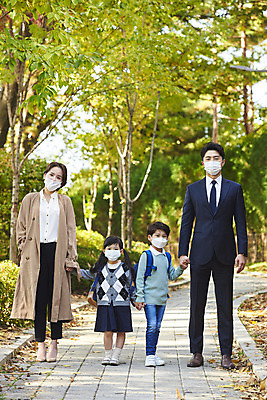 포토 JPG 주간 전신 학생 라이프스타일 응시 공원 여자 남자 딸 아들 어린이 비즈니스 가족 엄마 마스크 서기 여러명 성인 야외 앞모습 30대 손잡기 한국인 직장인 아빠 외출 출근 등교 코로나바이러스 포스트코로나 델타변이바이러스 위드코로나 국내포토 자연요소 직업 시선 공공시설 뷰포인트 다수 관계 모션 사람 동양인 생활 장년 바이러스 사회이슈 출퇴근 등하교 파일형식