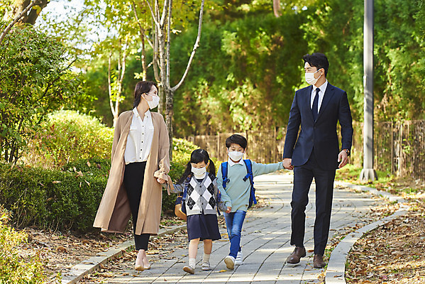 포토 JPG 주간 전신 학생 라이프스타일 공원 여자 남자 딸 아들 어린이 비즈니스 가족 엄마 마스크 여러명 성인 야외 앞모습 30대 마주보기 걷기 손잡기 한국인 직장인 아빠 외출 출근 등교 코로나바이러스 포스트코로나 델타변이바이러스 위드코로나 국내포토 자연요소 직업 공공시설 뷰포인트 다수 관계 모션 사람 동양인 생활 장년 바이러스 사회이슈 출퇴근 등하교 파일형식