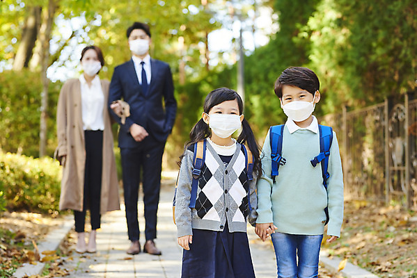 포토 JPG 주간 전신 학생 라이프스타일 공원 여자 남자 딸 아들 어린이 비즈니스 가족 엄마 마스크 여러명 상반신 성인 야외 앞모습 30대 팔짱 손잡기 한국인 직장인 아빠 외출 출근 등교 코로나바이러스 포스트코로나 델타변이바이러스 위드코로나 국내포토 자연요소 직업 공공시설 뷰포인트 다수 관계 모션 사람 동양인 생활 장년 바이러스 사회이슈 출퇴근 등하교 파일형식