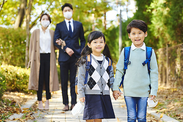포토 JPG 주간 전신 학생 라이프스타일 공원 여자 남자 딸 아들 어린이 비즈니스 가족 엄마 마스크 미소 들기 여러명 상반신 성인 야외 앞모습 30대 손잡기 한국인 직장인 아빠 외출 출근 등교 코로나바이러스 포스트코로나 델타변이바이러스 위드코로나 국내포토 자연요소 직업 공공시설 뷰포인트 다수 관계 모션 표정 사람 동양인 생활 장년 바이러스 사회이슈 출퇴근 등하교 파일형식