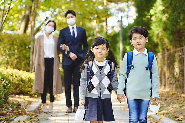 포토 JPG 주간 전신 학생 라이프스타일 공원 여자 남자 딸 아들 어린이 비즈니스 가족 엄마 마스크 들기 여러명 상반신 성인 야외 앞모습 30대 팔짱 손잡기 한국인 직장인 아빠 외출 출근 등교 코로나바이러스 포스트코로나 델타변이바이러스 위드코로나 국내포토 자연요소 직업 공공시설 뷰포인트 다수 관계 모션 사람 동양인 생활 장년 바이러스 사회이슈 출퇴근 등하교 파일형식