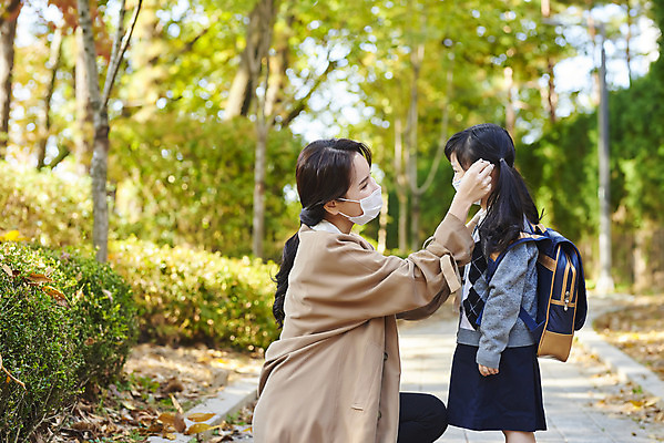 포토 JPG 주간 학생 라이프스타일 공원 여자 딸 어린이 비즈니스 가족 모녀 엄마 마스크 서기 상반신 성인 야외 두명 옆모습 30대 마주보기 한국인 도움 직장인 무릎꿇기 외출 출근 등교 여자만 코로나바이러스 포스트코로나 델타변이바이러스 위드코로나 국내포토 자연요소 직업 공공시설 뷰포인트 컨셉 관계 모션 사람 동양인 생활 장년 바이러스 사회이슈 출퇴근 등하교 파일형식