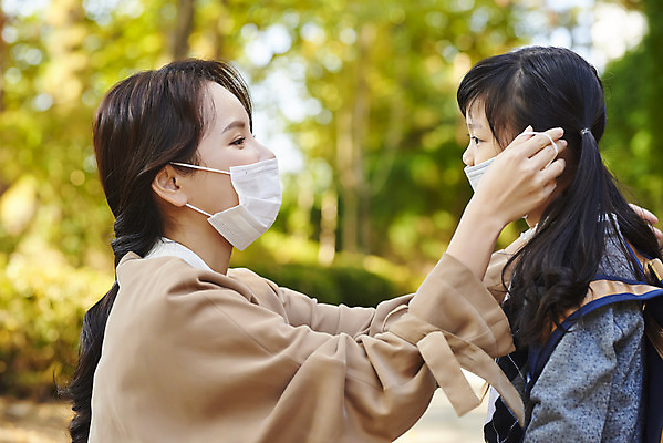 포토 JPG 주간 학생 라이프스타일 공원 여자 딸 어린이 비즈니스 가족 모녀 엄마 마스크 상반신 성인 야외 두명 옆모습 30대 마주보기 한국인 잡기 도움 직장인 외출 출근 등교 여자만 코로나바이러스 포스트코로나 델타변이바이러스 위드코로나 국내포토 자연요소 직업 공공시설 뷰포인트 컨셉 관계 모션 사람 동양인 생활 장년 바이러스 사회이슈 출퇴근 등하교 파일형식