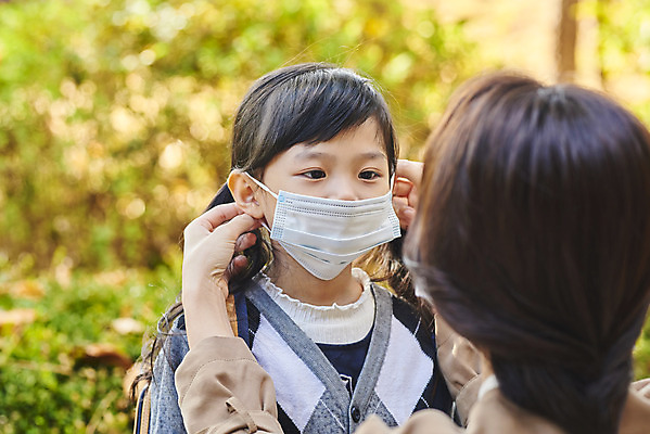 포토 JPG 주간 학생 라이프스타일 응시 공원 여자 어린이 가족 엄마 마스크 상반신 성인 야외 두명 앞모습 뒷모습 30대 한국인 도움 외출 출근 등교 여자만 코로나바이러스 포스트코로나 델타변이바이러스 위드코로나 국내포토 자연요소 시선 공공시설 뷰포인트 컨셉 관계 사람 동양인 생활 장년 바이러스 사회이슈 출퇴근 등하교 파일형식