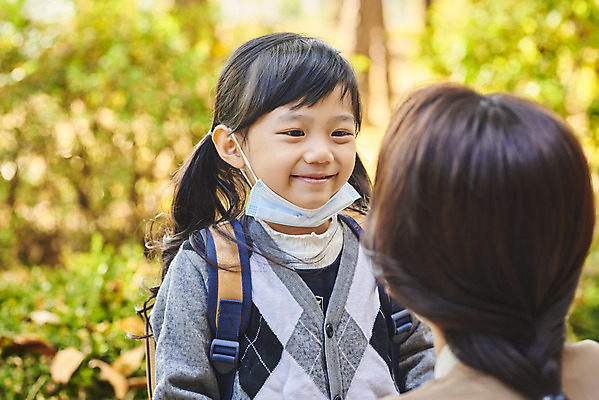 포토 JPG 주간 학생 라이프스타일 응시 공원 여자 딸 어린이 가족 모녀 엄마 마스크 미소 상반신 성인 야외 두명 앞모습 뒷모습 30대 한국인 외출 출근 등교 여자만 코로나바이러스 포스트코로나 델타변이바이러스 위드코로나 국내포토 자연요소 시선 공공시설 뷰포인트 관계 표정 사람 동양인 생활 장년 바이러스 사회이슈 출퇴근 등하교 파일형식