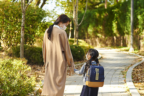 포토 JPG 주간 학생 라이프스타일 공원 여자 딸 어린이 비즈니스 가족 모녀 엄마 책가방 마스크 상반신 성인 야외 두명 뒷모습 30대 손잡기 한국인 직장인 외출 출근 등교 여자만 내려보기 코로나바이러스 포스트코로나 델타변이바이러스 위드코로나 국내포토 자연요소 직업 공공시설 뷰포인트 가방 관계 모션 사람 동양인 생활 장년 바이러스 사회이슈 출퇴근 등하교 파일형식