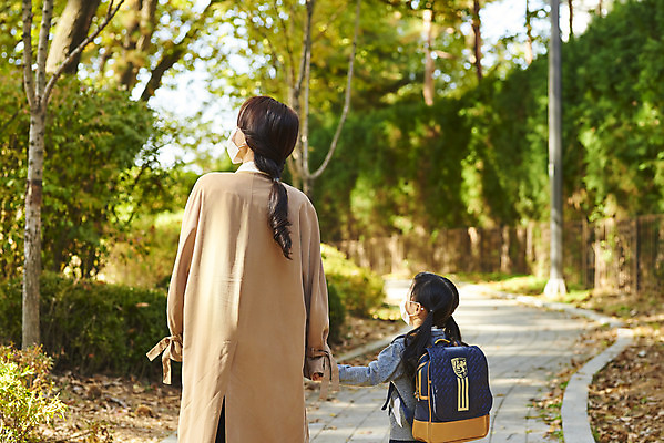 포토 JPG 주간 학생 라이프스타일 응시 공원 여자 딸 어린이 비즈니스 가족 모녀 엄마 책가방 마스크 상반신 성인 야외 두명 뒷모습 30대 손잡기 한국인 직장인 외출 출근 등교 여자만 코로나바이러스 포스트코로나 델타변이바이러스 위드코로나 국내포토 자연요소 직업 시선 공공시설 뷰포인트 가방 관계 모션 사람 동양인 생활 장년 바이러스 사회이슈 출퇴근 등하교 파일형식