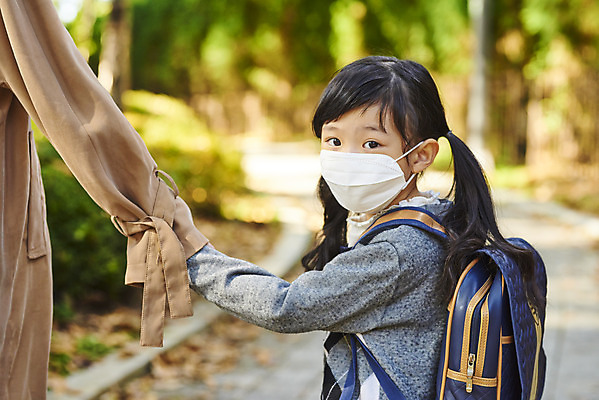 포토 JPG 주간 학생 라이프스타일 손 공원 여자 딸 어린이 비즈니스 가족 모녀 엄마 책가방 마스크 상반신 성인 야외 두명 옆모습 30대 손잡기 한국인 직장인 뒤돌아보기 외출 출근 등교 여자만 코로나바이러스 포스트코로나 델타변이바이러스 위드코로나 국내포토 자연요소 직업 공공시설 뷰포인트 가방 관계 모션 사람 동양인 생활 신체부위 장년 바이러스 사회이슈 출퇴근 등하교 파일형식