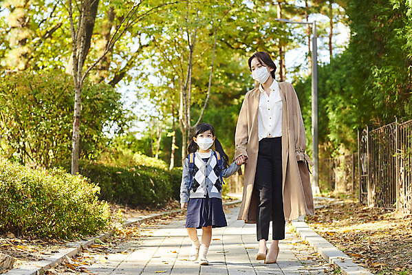 포토 JPG 주간 전신 학생 라이프스타일 공원 여자 딸 어린이 비즈니스 가족 모녀 엄마 마스크 성인 야외 두명 앞모습 30대 걷기 손잡기 한국인 직장인 외출 출근 등교 여자만 코로나바이러스 포스트코로나 델타변이바이러스 위드코로나 국내포토 자연요소 직업 공공시설 뷰포인트 관계 모션 사람 동양인 생활 장년 바이러스 사회이슈 출퇴근 등하교 파일형식