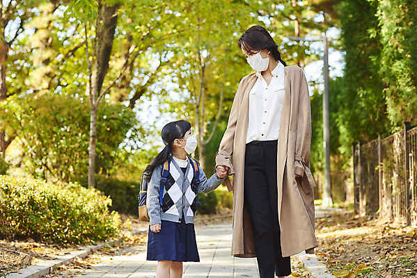 포토 JPG 주간 전신 학생 라이프스타일 공원 여자 딸 어린이 비즈니스 가족 모녀 엄마 마스크 상반신 성인 야외 두명 옆모습 30대 손잡기 한국인 직장인 외출 출근 등교 여자만 내려보기 코로나바이러스 포스트코로나 델타변이바이러스 위드코로나 국내포토 자연요소 직업 공공시설 뷰포인트 관계 모션 사람 동양인 생활 장년 바이러스 사회이슈 출퇴근 등하교 파일형식