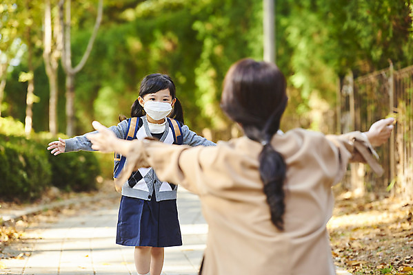 포토 JPG 주간 학생 라이프스타일 공원 여자 딸 어린이 비즈니스 가족 모녀 엄마 팔벌리기 마스크 상반신 성인 야외 두명 앞모습 뒷모습 30대 한국인 직장인 외출 출근 등교 여자만 코로나바이러스 포스트코로나 델타변이바이러스 위드코로나 국내포토 자연요소 직업 공공시설 뷰포인트 관계 모션 사람 동양인 생활 장년 바이러스 사회이슈 출퇴근 등하교 파일형식
