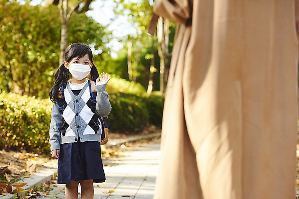 포토 JPG 주간 학생 라이프스타일 공원 여자 딸 어린이 가족 모녀 엄마 마스크 서기 상반신 성인 야외 두명 앞모습 뒷모습 30대 한국인 인사 직장인 외출 출근 등교 여자만 코로나바이러스 포스트코로나 델타변이바이러스 위드코로나 국내포토 자연요소 직업 공공시설 뷰포인트 관계 모션 사람 동양인 생활 장년 예절 바이러스 사회이슈 출퇴근 등하교 파일형식