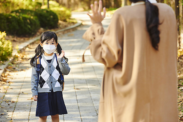 포토 JPG 주간 학생 라이프스타일 공원 여자 딸 어린이 비즈니스 가족 모녀 엄마 마스크 서기 상반신 성인 야외 두명 앞모습 뒷모습 30대 한국인 인사 직장인 외출 출근 등교 손흔들기 여자만 코로나바이러스 포스트코로나 델타변이바이러스 위드코로나 국내포토 자연요소 직업 공공시설 뷰포인트 관계 모션 사람 동양인 생활 장년 예절 바이러스 사회이슈 출퇴근 등하교 파일형식