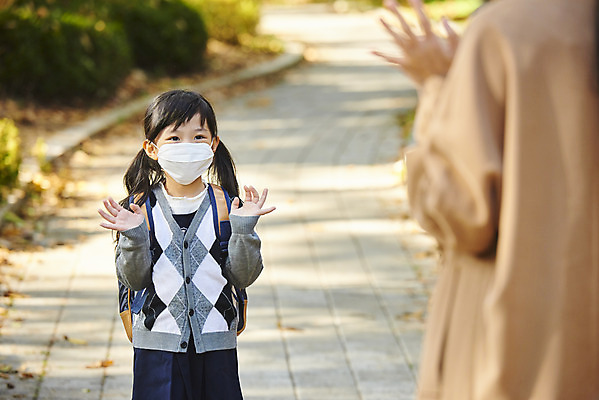 포토 JPG 주간 학생 라이프스타일 공원 여자 딸 어린이 비즈니스 가족 모녀 엄마 책가방 마스크 서기 상반신 성인 야외 두명 앞모습 뒷모습 30대 한국인 인사 직장인 외출 출근 등교 손흔들기 여자만 코로나바이러스 포스트코로나 델타변이바이러스 위드코로나 국내포토 자연요소 직업 공공시설 뷰포인트 가방 관계 모션 사람 동양인 생활 장년 예절 바이러스 사회이슈 출퇴근 등하교 파일형식
