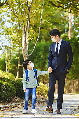 포토 JPG 주간 전신 학생 라이프스타일 공원 남자 아들 어린이 비즈니스 가족 책가방 마스크 성인 야외 두명 앞모습 30대 마주보기 걷기 손잡기 한국인 직장인 아빠 외출 출근 등교 부자지간 남자만 코로나바이러스 포스트코로나 델타변이바이러스 위드코로나 국내포토 자연요소 직업 공공시설 뷰포인트 가방 관계 모션 사람 동양인 생활 장년 바이러스 사회이슈 출퇴근 등하교 파일형식