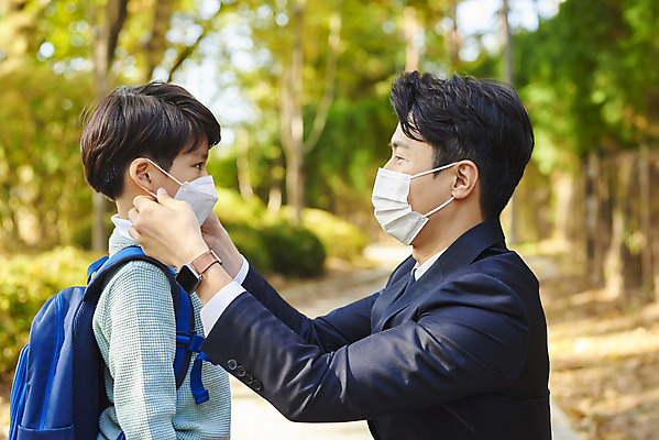 포토 JPG 주간 학생 라이프스타일 공원 남자 아들 어린이 비즈니스 가족 책가방 마스크 상반신 성인 야외 두명 옆모습 30대 마주보기 한국인 도움 직장인 아빠 외출 출근 등교 부자지간 남자만 코로나바이러스 포스트코로나 델타변이바이러스 위드코로나 국내포토 자연요소 직업 공공시설 뷰포인트 컨셉 가방 관계 모션 사람 동양인 생활 장년 바이러스 사회이슈 출퇴근 등하교 파일형식