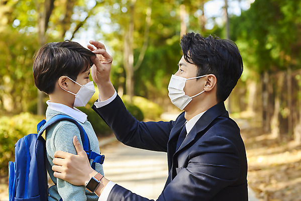 포토 JPG 주간 학생 라이프스타일 공원 남자 아들 어린이 비즈니스 가족 책가방 마스크 상반신 성인 야외 두명 옆모습 30대 마주보기 한국인 잡기 도움 직장인 아빠 외출 출근 등교 부자지간 남자만 코로나바이러스 포스트코로나 델타변이바이러스 위드코로나 국내포토 자연요소 직업 공공시설 뷰포인트 컨셉 가방 관계 모션 사람 동양인 생활 장년 바이러스 사회이슈 출퇴근 등하교 파일형식