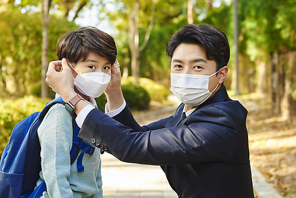 포토 JPG 주간 학생 라이프스타일 응시 공원 남자 아들 어린이 비즈니스 가족 책가방 마스크 상반신 성인 야외 두명 앞모습 옆모습 30대 한국인 잡기 도움 직장인 아빠 외출 출근 등교 부자지간 남자만 코로나바이러스 포스트코로나 델타변이바이러스 위드코로나 국내포토 자연요소 직업 시선 공공시설 뷰포인트 컨셉 가방 관계 모션 사람 동양인 생활 장년 바이러스 사회이슈 출퇴근 등하교 파일형식