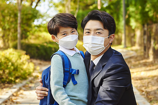 포토 JPG 주간 학생 라이프스타일 응시 공원 남자 아들 어린이 비즈니스 가족 안기 책가방 마스크 상반신 성인 야외 두명 앞모습 30대 한국인 직장인 아빠 외출 출근 등교 눈웃음 부자지간 남자만 코로나바이러스 포스트코로나 델타변이바이러스 위드코로나 국내포토 자연요소 직업 시선 공공시설 뷰포인트 가방 관계 모션 표정 사람 동양인 생활 장년 바이러스 사회이슈 출퇴근 등하교 파일형식