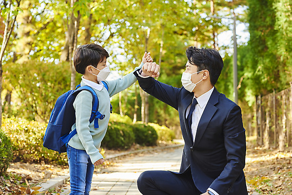 포토 JPG 주간 학생 라이프스타일 공원 남자 아들 어린이 비즈니스 가족 책가방 마스크 상반신 성인 야외 두명 옆모습 30대 마주보기 주먹 한국인 인사 직장인 아빠 무릎꿇기 외출 출근 등교 부자지간 남자만 코로나바이러스 포스트코로나 델타변이바이러스 위드코로나 국내포토 자연요소 직업 공공시설 뷰포인트 가방 관계 모션 사람 동양인 생활 장년 예절 바이러스 사회이슈 출퇴근 등하교 파일형식