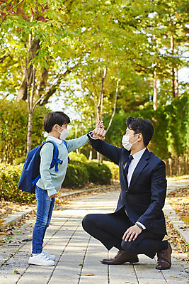 포토 JPG 주간 전신 학생 라이프스타일 공원 남자 아들 어린이 비즈니스 가족 책가방 마스크 서기 성인 야외 두명 옆모습 30대 마주보기 주먹 한국인 인사 직장인 아빠 무릎꿇기 외출 출근 등교 부자지간 남자만 코로나바이러스 포스트코로나 델타변이바이러스 위드코로나 국내포토 자연요소 직업 공공시설 뷰포인트 가방 관계 모션 사람 동양인 생활 장년 예절 바이러스 사회이슈 출퇴근 등하교 파일형식