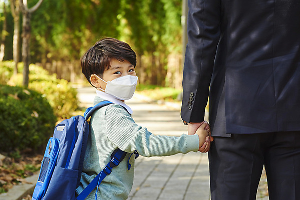 포토 JPG 주간 학생 라이프스타일 공원 남자 아들 어린이 비즈니스 가족 책가방 마스크 상반신 성인 야외 두명 옆모습 뒷모습 30대 걷기 손잡기 한국인 직장인 뒤돌아보기 아빠 외출 출근 등교 부자지간 남자만 코로나바이러스 포스트코로나 델타변이바이러스 위드코로나 국내포토 자연요소 직업 공공시설 뷰포인트 가방 관계 모션 사람 동양인 생활 장년 바이러스 사회이슈 출퇴근 등하교 파일형식