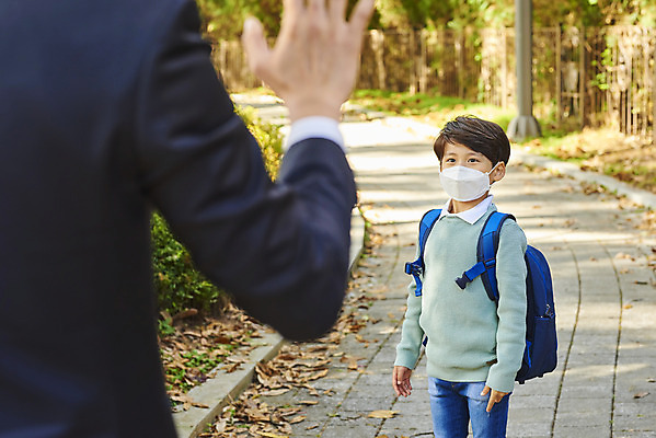 포토 JPG 주간 학생 라이프스타일 공원 남자 아들 어린이 비즈니스 가족 책가방 마스크 서기 상반신 성인 야외 두명 앞모습 뒷모습 30대 손들기 한국인 인사 직장인 아빠 외출 출근 등교 부자지간 남자만 코로나바이러스 포스트코로나 델타변이바이러스 위드코로나 국내포토 자연요소 직업 공공시설 뷰포인트 가방 관계 모션 사람 동양인 생활 장년 예절 바이러스 사회이슈 출퇴근 등하교 파일형식