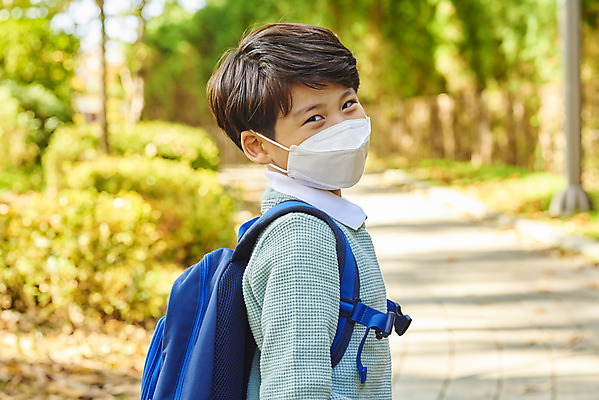 포토 JPG 주간 학생 라이프스타일 공원 남자 어린이 가족 책가방 마스크 한명 서기 소년 상반신 야외 옆모습 한국인 외출 등교 눈웃음 소년한명만 코로나바이러스 포스트코로나 델타변이바이러스 위드코로나 국내포토 자연요소 1 공공시설 뷰포인트 가방 관계 모션 표정 사람 동양인 생활 바이러스 사회이슈 등하교 남자한명만 소년만 파일형식